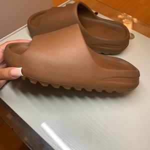 YEEZY SLIDES ‘FLAX’